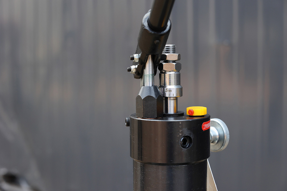 Pipe rolling and grooving machine