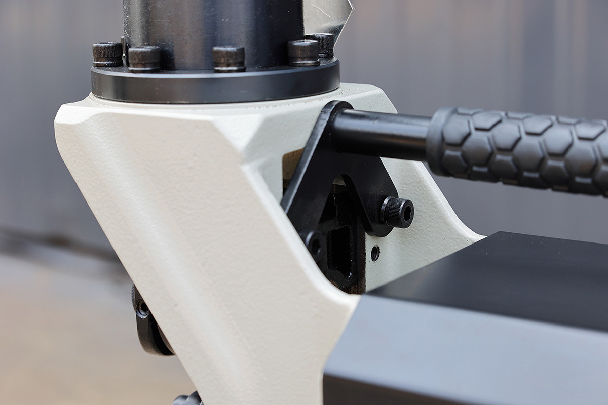 Hydraulic rolling groove machine