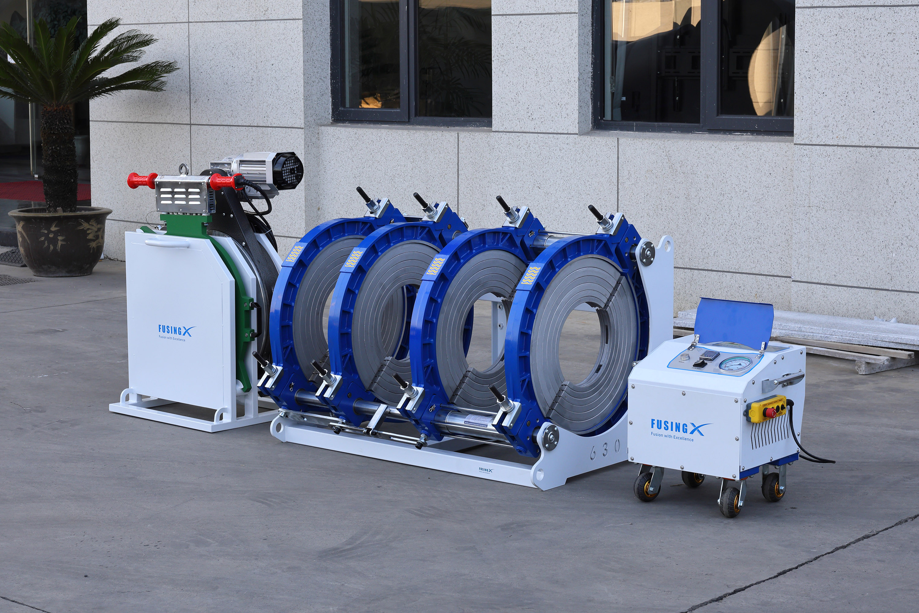 FX630 — Field Display with the New Enclosed Hydraulic Unit