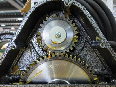 Gear-Driven vs Chain-Driven Facer: Where Stability Comes From