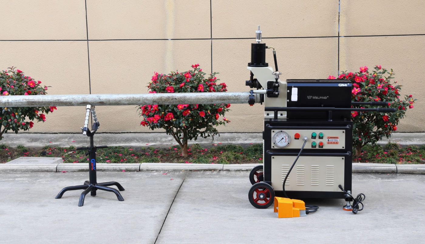 WELPING AG-8Z roll grooving machine processing a steel pipe
