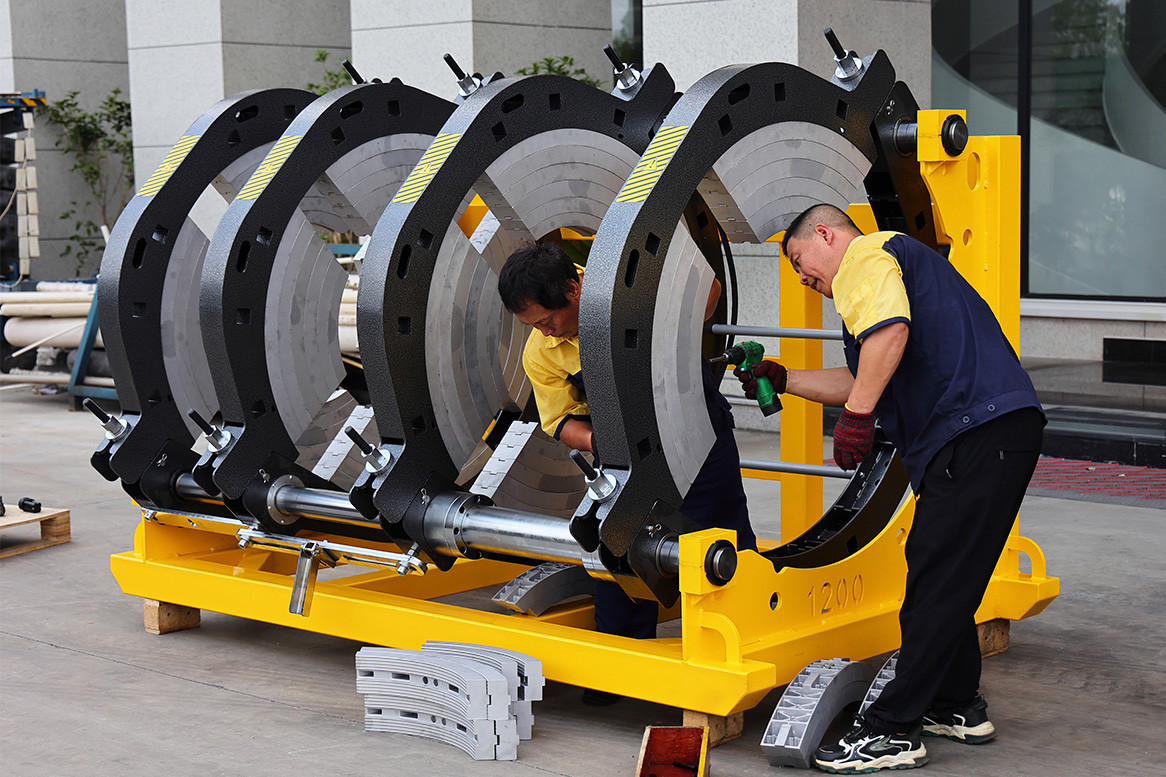 200mm HDPE pipe welding machine