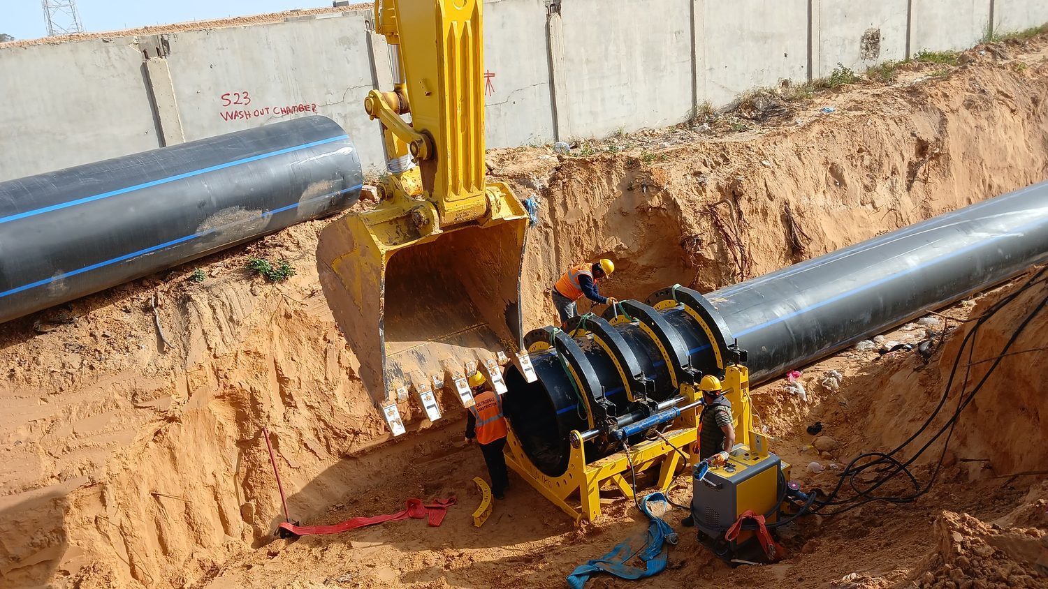 Trench-side HDPE butt fusion welding