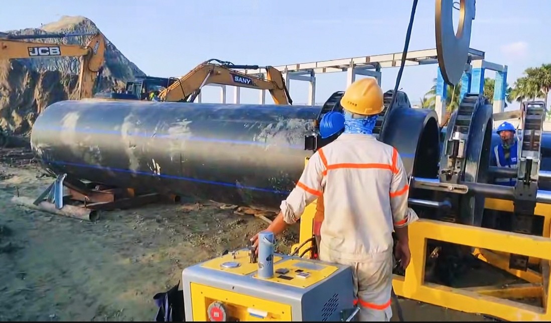 WP1400A desalination pipeline field welding in Asia