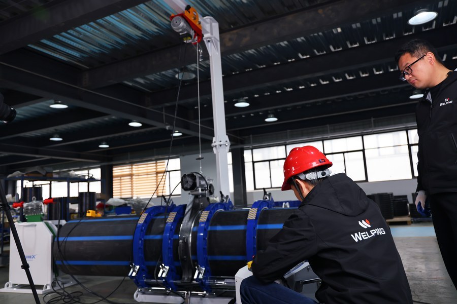 WELPING technicians working with a butt fusion machine