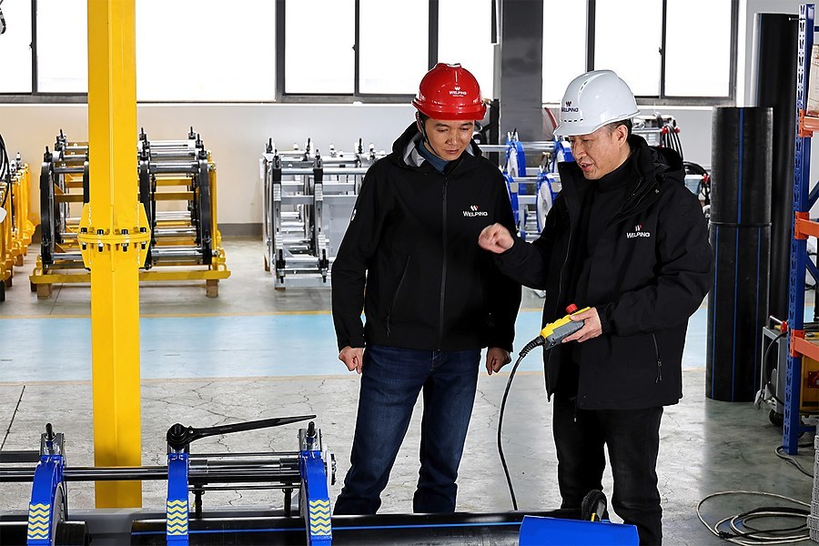 WELPING technicians providing butt fusion machine troubleshooting guidance
