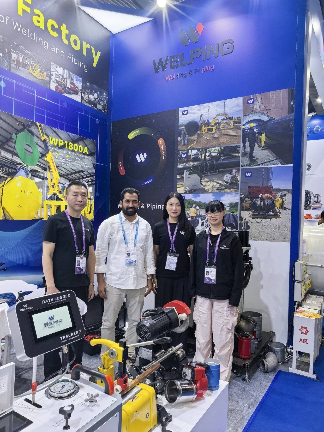 Visitors discussing products and technical solutions at the Welping booth