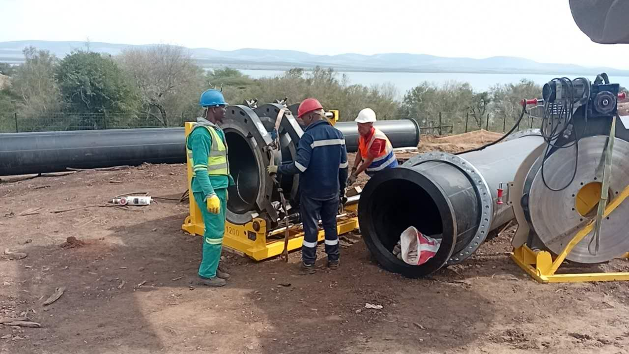 Crew with WP1200A and HDPE pipes