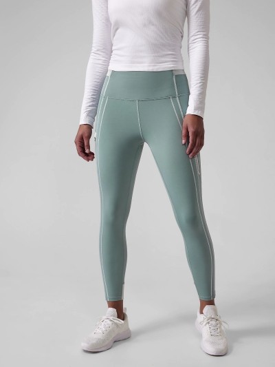 Women's compressive training leggings with back pockets