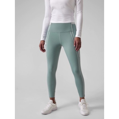 Women's compressive training leggings with back pockets