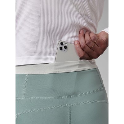 Women's compressive training leggings with back pockets