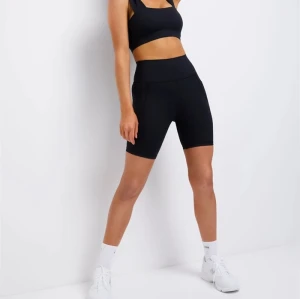 Custom basic pockets biker shorts regular rise compressive yoga shorts