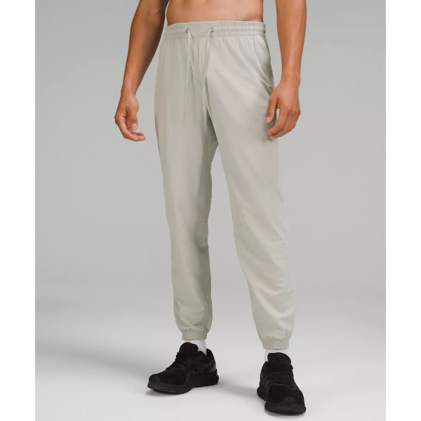 Men's jogging pants designed for training with abrasion-resistant fabrics