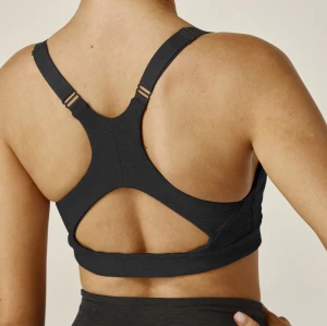 Women's sports bra comes with a strong mesh lining that provides above medium support and is uniquely designed to fit a variety of body types