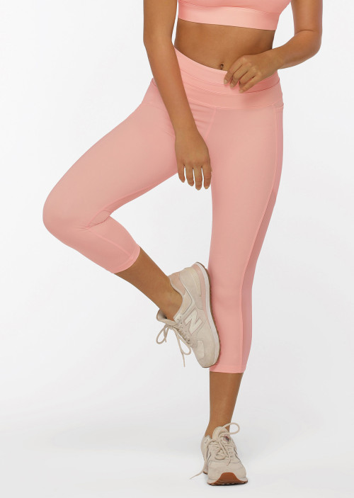 The 7/8 leggings provide support for your hips, and the mesh fabric at the waist protects and supports your core during exercise while keeping you cool!