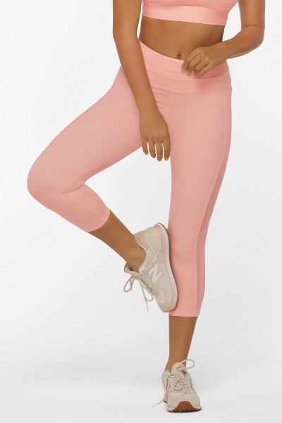 The 7/8 leggings provide support for your hips, and the mesh fabric at the waist protects and supports your core during exercise while keeping you cool!