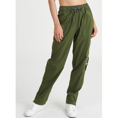 Women's sports pants have multi-functional pockets, a split hem design, adjustable zippers, and a waistband drawstrings