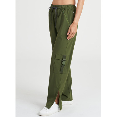 Women's sports pants have multi-functional pockets, a split hem design, adjustable zippers, and a waistband drawstrings