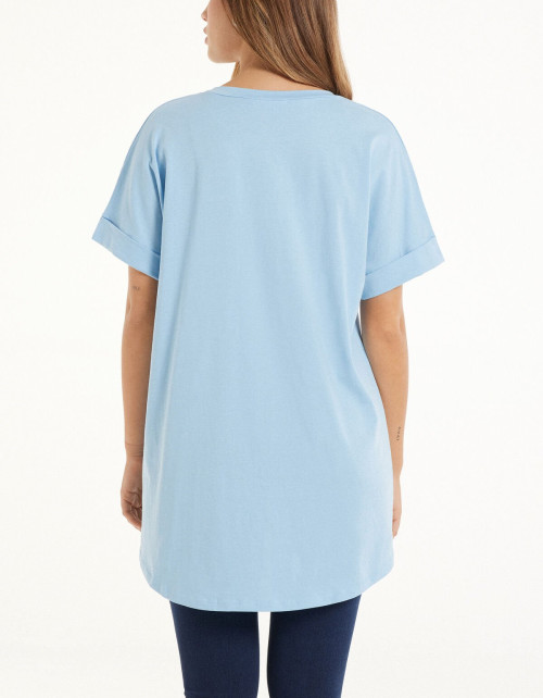 Lightweight cotton t shirts with curved hem hip length relaxed fit tees