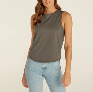 Lightweight moisture wicking loose fit sleeveless t shirts with curvy hem