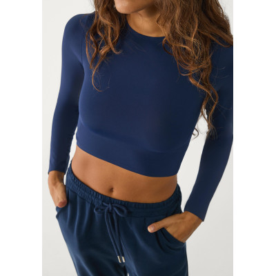 Long sleeve slim fit cropped t shirts crew neck moisture wicking tees