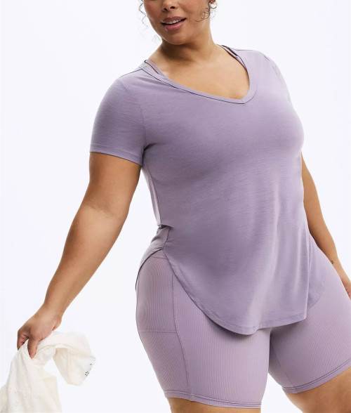 Lightweight v neck short sleeve t shirts with curved hem