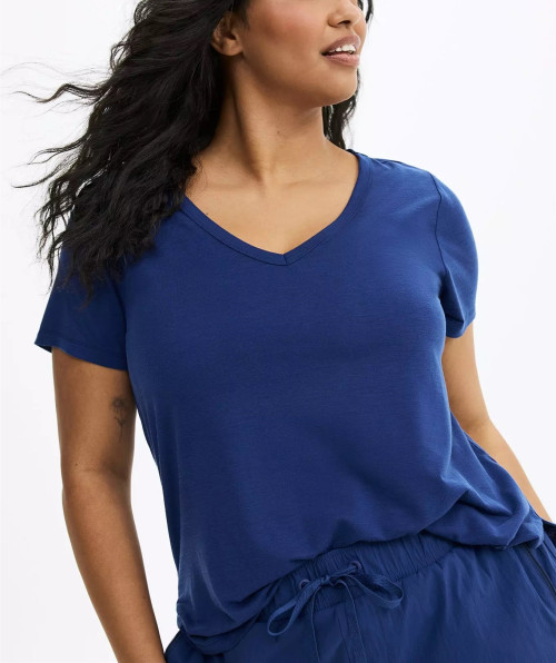 Lightweight v neck short sleeve t shirts with curved hem
