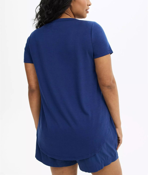 Lightweight v neck short sleeve t shirts with curved hem