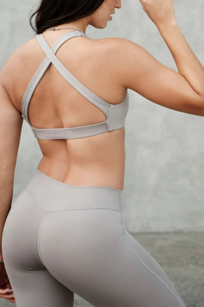 Women's classic cross back sports bra with removable paddings
