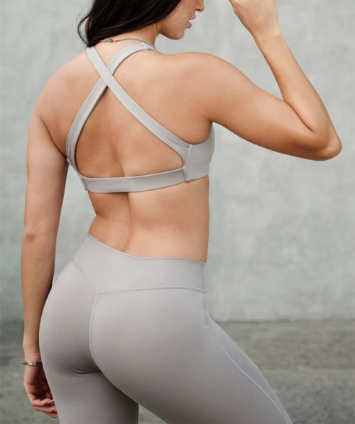 Women's classic cross back sports bra with removable paddings