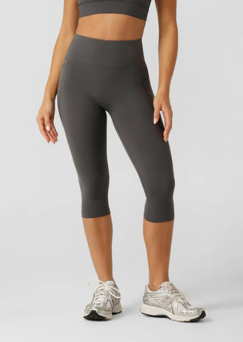 Tummy control compressive capris with side pockets flattering butt lifting fitness tights