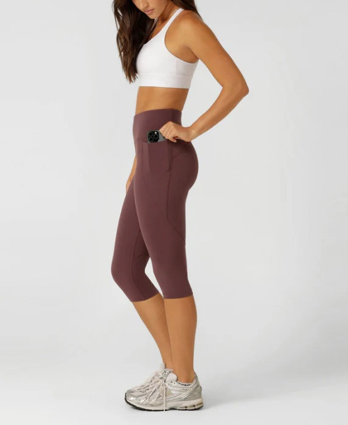Tummy control compressive capris with side pockets flattering butt lifting fitness tights