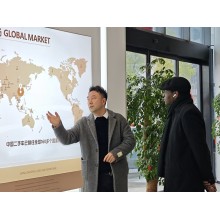 I am very happy that the customer can come to our company to discuss cooperation~