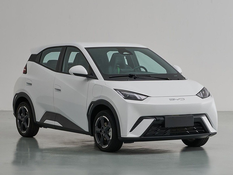  Èrshǒu diàndòng chē zhōngguó diàndòng chē Yitongda èrshǒu chē jīngxiāo shāng zhōngguó èrshǒu chē chūkǒu yóujià yī zhǎng, èrshǒu diàndòng chē huì chéngwéi “xīn gāngxū” ma? Zhōngdōng chēshì zhèngzài chūxiàn yīgè zhídé jǐngtì, yě zhídé xīngfèn de xīn biànhuà: Yuè lái yuè duō xiāofèi zhě kāishǐ bǎ “èrshǒu diàndòng chē” dàngchéng duìchōng yóujià bōdòng de xiànshí xuǎnzé... Quánqiú xiāofèi zhě piānhào zhèngzài fāshēng “túrán de lìliàng zhuǎnyí”——jiēlián bùduàn de yóujià chōngjí, chuántǒng rányóu gōngyìng liàn de bù quèdìng xìng, yǐjí tōngzhàng yālì xià jiātíng yùsuàn bèi jǐ yā de xiànshí. Rújīn èrshǒu diàndòng chē gèng xiàng yī bǐ jīngdǎxìsuàn de “jīngjì zhàng”. Wèishéme piānpiān shì “èrshǒu diàndòng chē” xiān rè qǐlái? Yī shì xīnchē tài guì; èr shì dānxīn diànchí shòumìng. Xiànzài, suízhe diànchí jìshù chéngshú, chēliàng shǐyòng shùjù gèng tòumíng, èrshǒu chē mǎi jiā duì “diànchí dàodǐ néng yòng duōjiǔ” de jiāolǜ zhèngzài xiàjiàng, èrshǒu diàndòng chē kāishǐ cóng “xiǎo zhòng chángxiān” zǒuxiàng “zhǔliú kǎolǜ”. Zhōngdōng shìchǎng de diàndòng huà bù yīdìng pǎo dé zuì kuài, dàn yīdàn xiāofèi zhě kāishǐ àn yuè suàn yóu fèi, àn nián suàn bǎoyǎng fèi, èrshǒu diàndòng chē de shèntòu wǎngwǎng huì bǐ xīnchē gèng kuài——yīnwèi tā jiějué de shì “mǎi bú mǎi dé qǐ” de wèntí. Shěng de bù zhǐshì yóu qián, bǎoyǎng chéngběn cái shì “ànxiàn” diàndòng chē yóuyú yùndòng bùjiàn gèng shǎo, dìngqí wéihù chéngběn xiàng jiào rányóu chē kě jiàngdī zuìgāo yuē 40%. Zhè diǎn zài zhōngdōng yóuwéi mǐngǎn: Bù shǎo dìqū xíngshǐ lǐchéng gāo, yòng chē qiángdù dà, zhēnzhèng yā kuǎ jiātíng yùsuàn de wèibì shì gòuchē kuǎn, ér shì hòuxù chíxù zhīchū (yóu fèi, bǎoyǎng, wéixiū, yì sǔn jiàn). Tóngshí, suízhe zhǔyào chéngshì kuài chōng wǎngluò kuòzhāng,“lǐchéng jiāolǜ” yě zài jiǎnruò. Gòumǎi èrshǒu diàndòng chē jiùshì yī zhǒng “cōngmíng tóuzī”: Jìshùnyìng jì shù qūshì, yě néng zài dìyuán zhèngzhì dài lái de néngyuán jiàgé jùliè bōdòng zhōng, jǐnliàng bǎohù jiātíng kāizhī bù bèi yóujià qiānzhe zǒu. Qūyù céngmiàn: Zhōngdōng zhèngzài zēngjiā cóng ōuměi jìnkǒu èrshǒu diàndòng chē zài qūyù shìchǎng céngmiàn, èrshǒu diàndòng chē jìnkǒu zhèngzài shēngwēn, qiě dāngqián zēng liàng gèng duō láizì ōuzhōu hé měiguó, bìng zài yīdìng chéngdù shàng shòuyì yú “jiǎn pái dǎoxiàng” de guānshuì biànlì hé shuìshōu jīlì. Zhè duì zhōngguó èrshǒu chē chūkǒu hángyè qíshí shìgè “fǎnchā xìnhào”: Zhōngdōng xūqiú zài qǐ shì, dàn chē yuán jiégòu què hái piān ōuměi. Yuányīn bù fùzá: Ōuměi èrshǒu diàndòng chē zài dāngdì de rèn zhī dù gèng gāo, jiēkǒu biāozhǔn gèng róngyì shì pèi, qiě zǎoqí jìnkǒu qúdào gèng chéngshú. Dàn cóng gōngjǐ nénglì kàn, zhōngguó cái shì quánqiú xīn néngyuán chē cúnliàng yǔ chǎnyè liàn zuì qiáng de guójiā zhī yī. Rúguǒ zhōngdōng de èrshǒu diàndòng chē xūqiú zhēn jìnrù zēng cháng tōngdào, zhōngguó chē yuán lǐlùn shàng gèng yǒu jiàgé yǔ gōngjǐ yōushì. Duì zhōngguó èrshǒu chē chūkǒu cóngyè zhě lái shuō, zhè gǔ fēng kěnéng bù huì zài yīyè zhī jiān xíjuǎn quán zhōngdōng, dàn tā yǐjīng bǎ fāngxiàng biāo jǔ qǐláile: Dāng yóujià bōdòng chéngwéi chángtài, èrshǒu diàndòng chē jiù kěnéng cóng biānyuán chǎnpǐn biàn chéng zhōngdōng shìchǎng de “xīn gāngxū”. Rúguǒ nín yǒu cǎigòu èrshǒu diàndòng chē de xūqiú, kěyǐ zhíjiē liánxì wǒmen, wèi nín tígōng gāo pǐnzhí de diàndòng èrshǒu chē. 展开 970 / 5,000 Used Electric Vehicles