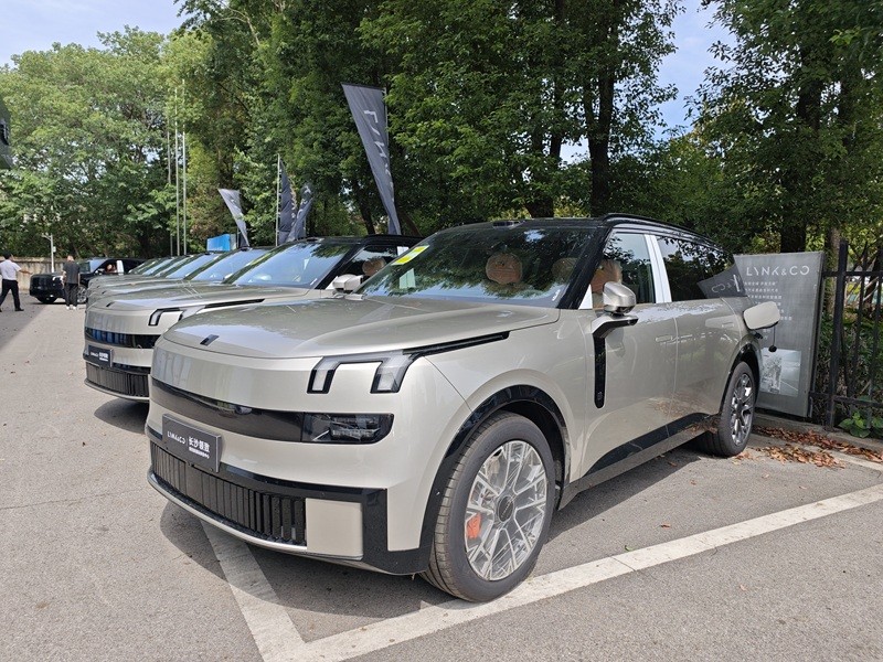 Company Sells 12 Lynk & Co 900