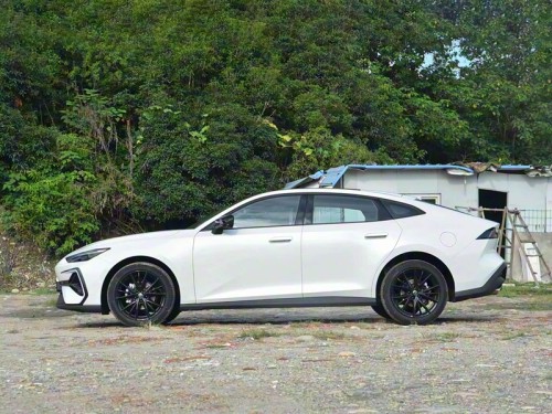 Changan UNI-V 2025 1.5T - High-value used car for sale.