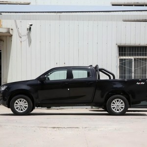 Used Isuzu Taku 2023 2.5T manual 4WD pickup truck for sale.