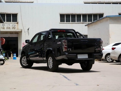 Used Isuzu Taku 2023 2.5T manual 4WD pickup truck for sale.