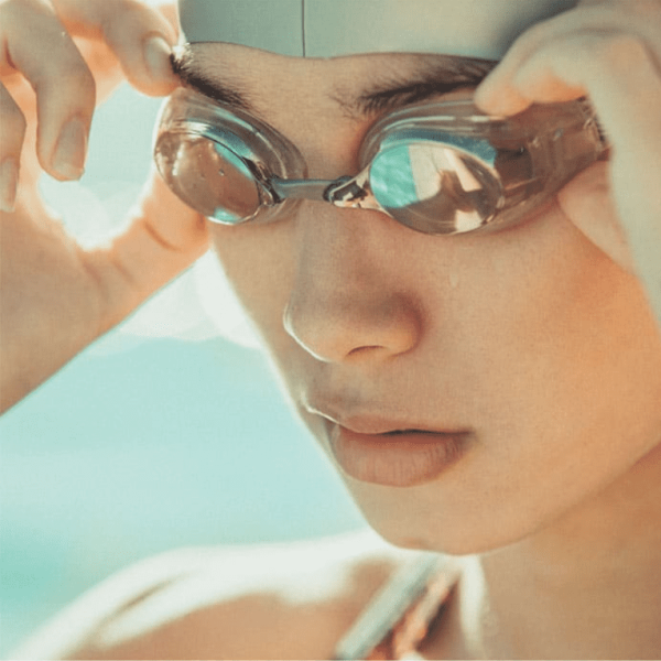 How Do Prescription Swimming Goggles Work in Air and Water?