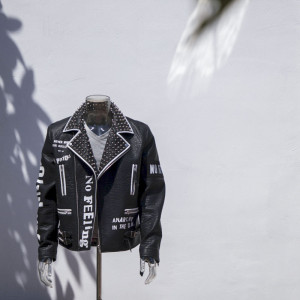 Chaqueta de moto de piel sintética personalizada | Impreso con remache de metal | Fabricante de chaquetas de moda