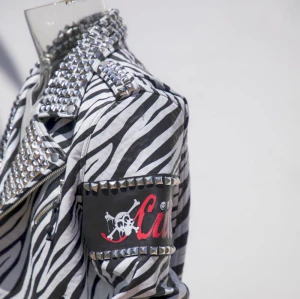 2022 Chaqueta de motociclista de piel sintética personalizada|Chaquetas de motociclista con estampado completo con remache de metal|Fabricante
