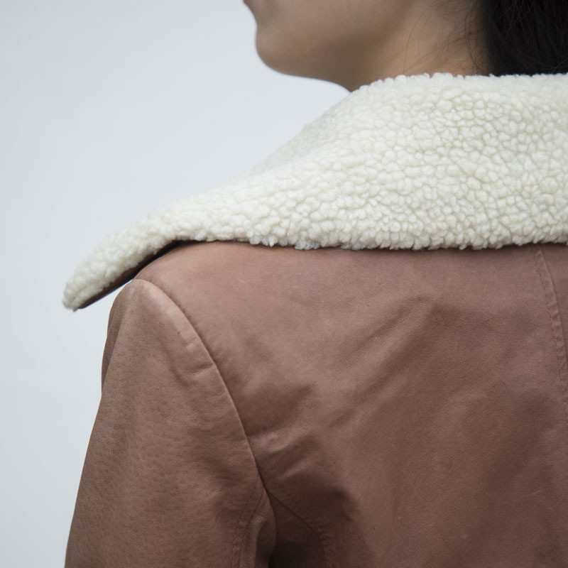giacca di pelle marrone da donna