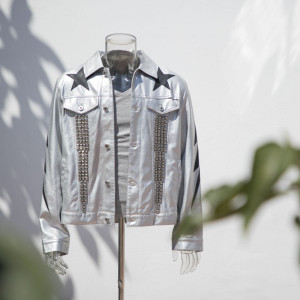 2022 Hochwertige silberne Kunstlederjacke Biker | Metallnietanwendung | Neuester Design-Jacken-Hersteller