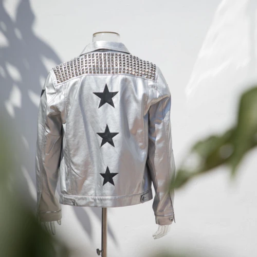 Chaqueta motera de piel sintética plateada de alta calidad 2022 | Aplicación de remaches metálicos | Fabricante de chaquetas de último diseño