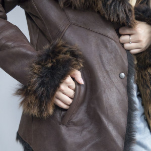 Cuero de mujer personalizado con abrigo de invierno de piel | Fabricante popular de chaqueta de cuero para mujer