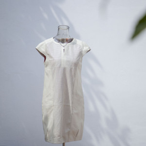Beliebte Frauen Weiß geschnittenes Lederkleid mit Ärmeln| Hersteller von Modedesign-Lederjacken