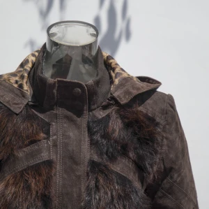 Chaqueta de piel de ante con capucha para mujer personalizada | Fabricante de chaqueta de cuero de mujer de diseño de moda