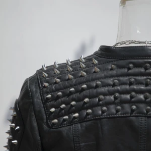 Chaqueta motera de cuero negra para mujer corta a la moda | Fabricante de chaqueta de cuero de diseño de alta calidad