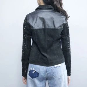Chaqueta de gamuza de cuero negro para mujer más vendida | Fabricante de chaquetas de motociclista de alta calidad