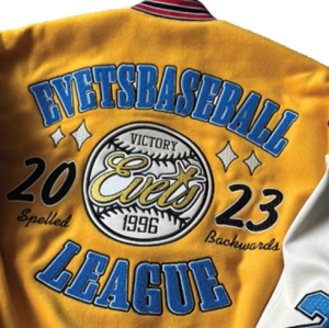 Chaquetas universitarias de béisbol personalizadas de primera calidad con parches bordados y estilo urbano.